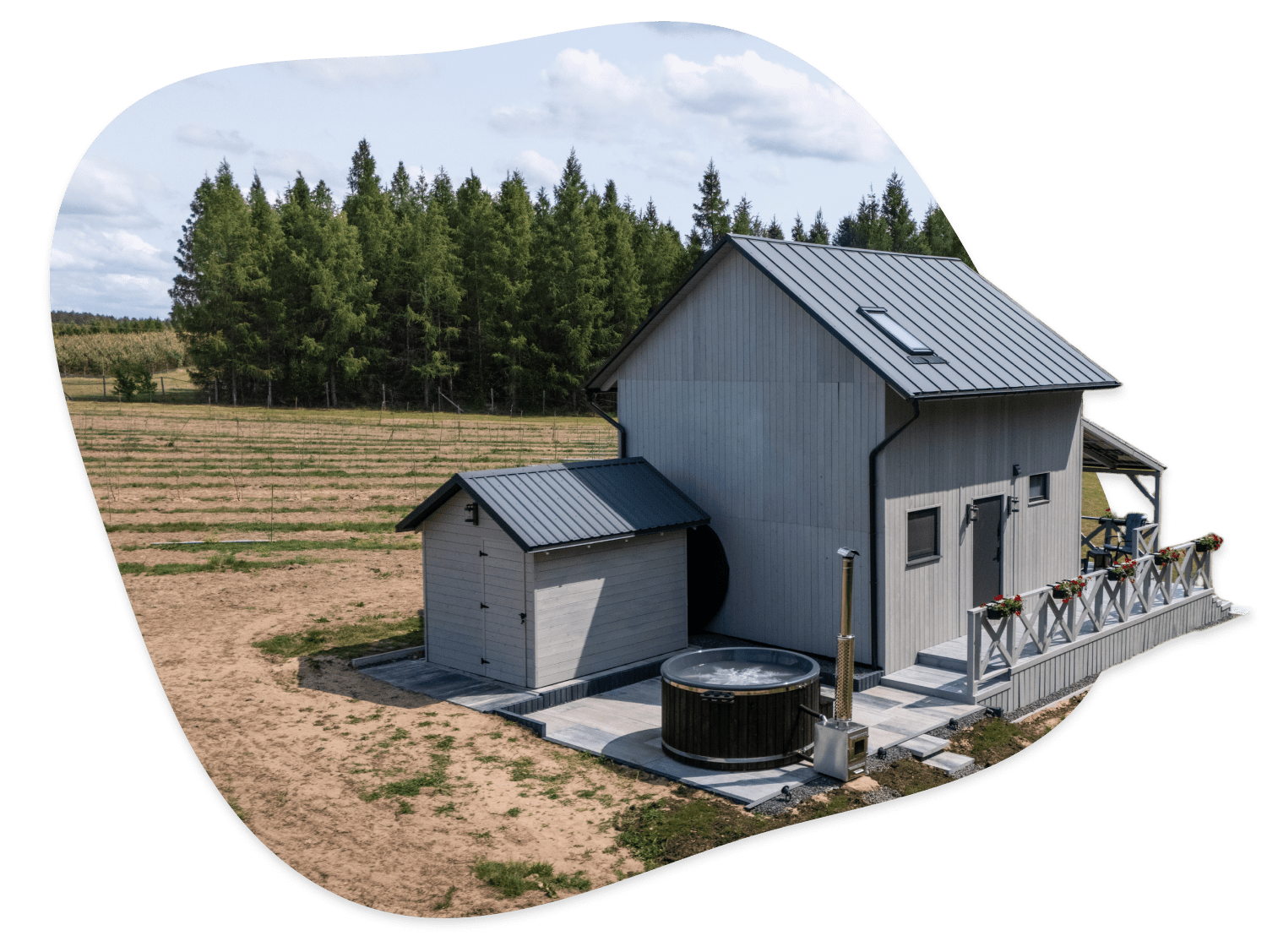 widok na taras domu z wanną z hydromasażem