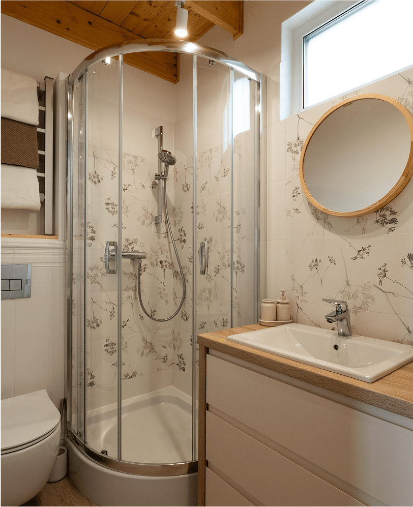 galeria 07 - łazienka z prysznicem, toaletą i umywalką