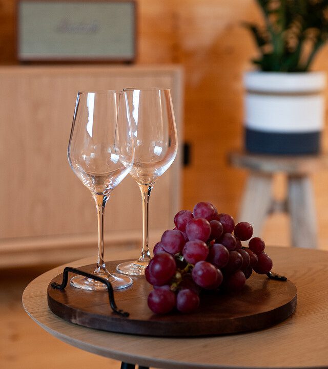 kieliszki na wino z kiścią czerwonego winogrona